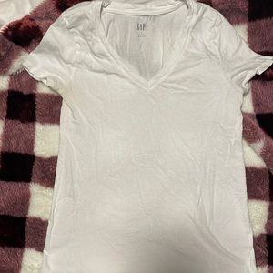Woman’s gap vneck tshirt